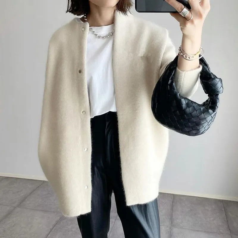 Komfortabel høst/vinter cardigan for kvinner, strikket med knapper. Ideell for avslappet hverdagsbruk.