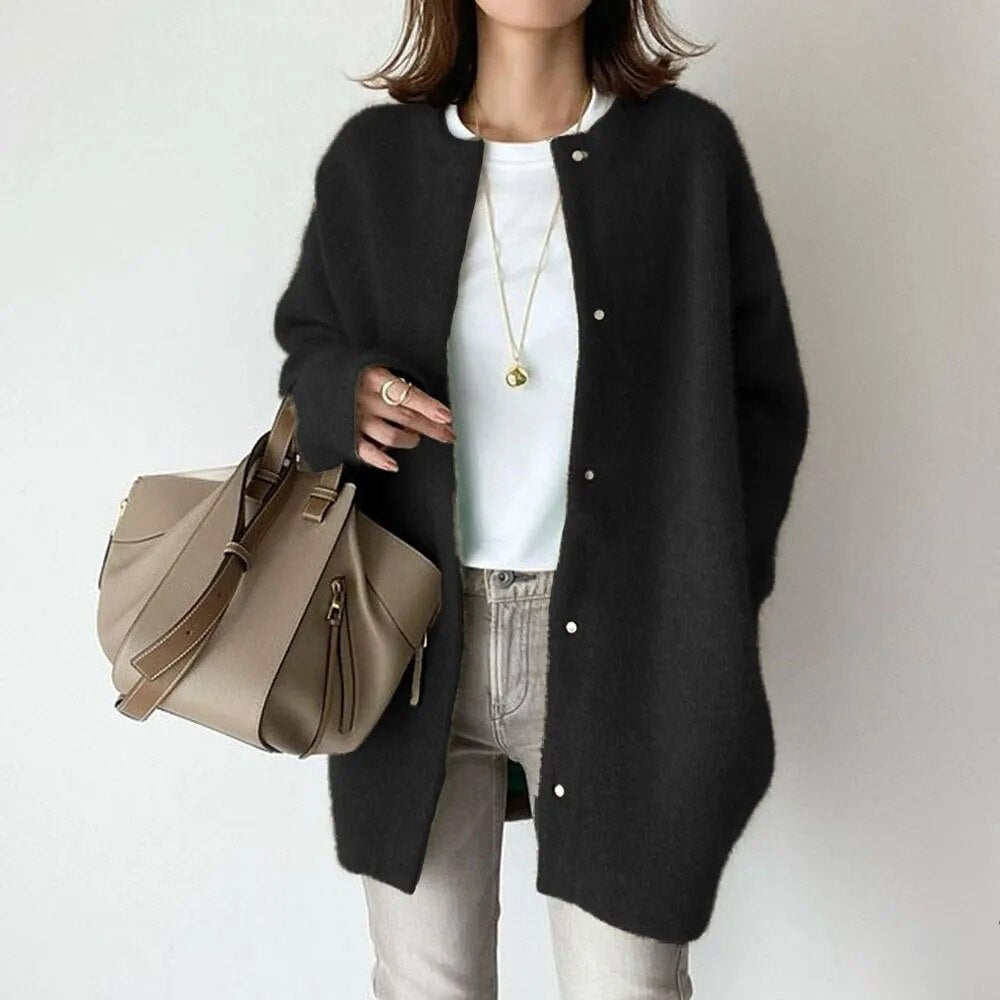 Strikket cardigan for kvinner, med knapper og langermet design. Elegant og komfortabel for lag-på-lag styling.