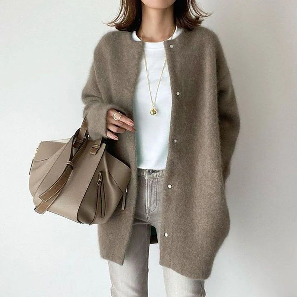 Varm strikket kvinnecardigan med knapper. Komfortabel og elegant for lag-på-lag om høsten og vinteren.