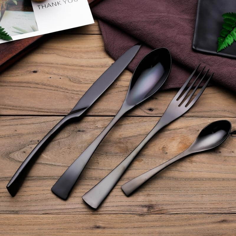 Nærbilde av elegant svart gaffel i rustfritt stål. Del av et komplett bestikksett for middagsbordet.