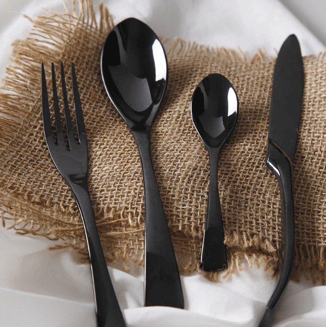 Detaljer av svart bestikksett i rustfritt stål. Robust og moderne servise for ditt middagsbord.
