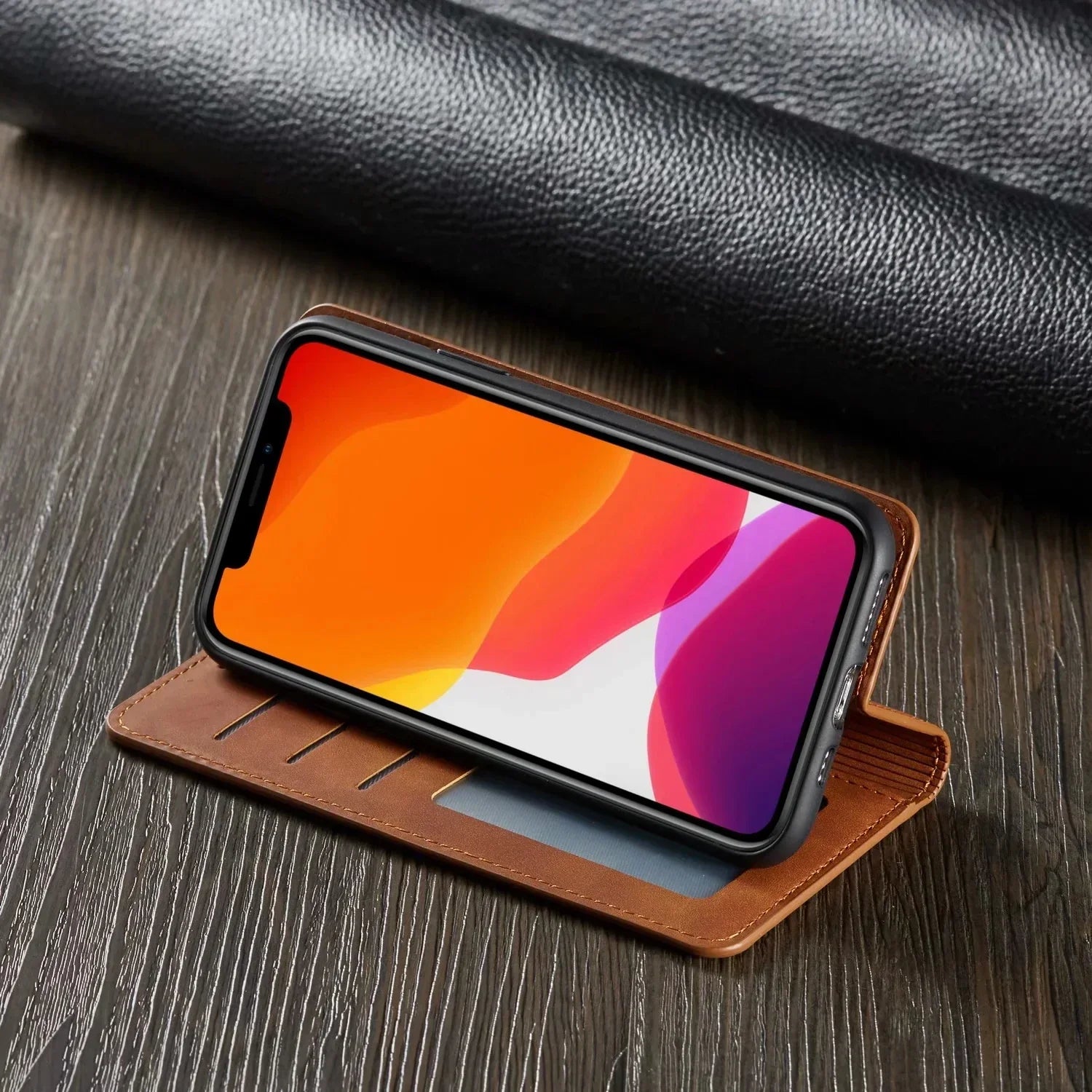 Magnetisk iPhone-deksel i mørkeblått lær, et farget deksel som gir god mobilbeskyttelse og er et stilrent tilbehør.