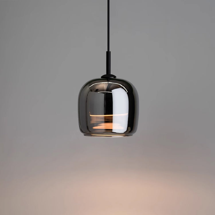 "Elegant svart pendellampe i glass med LED-lys, moderne nordisk design, passer til stilige interiører og hotellrom."