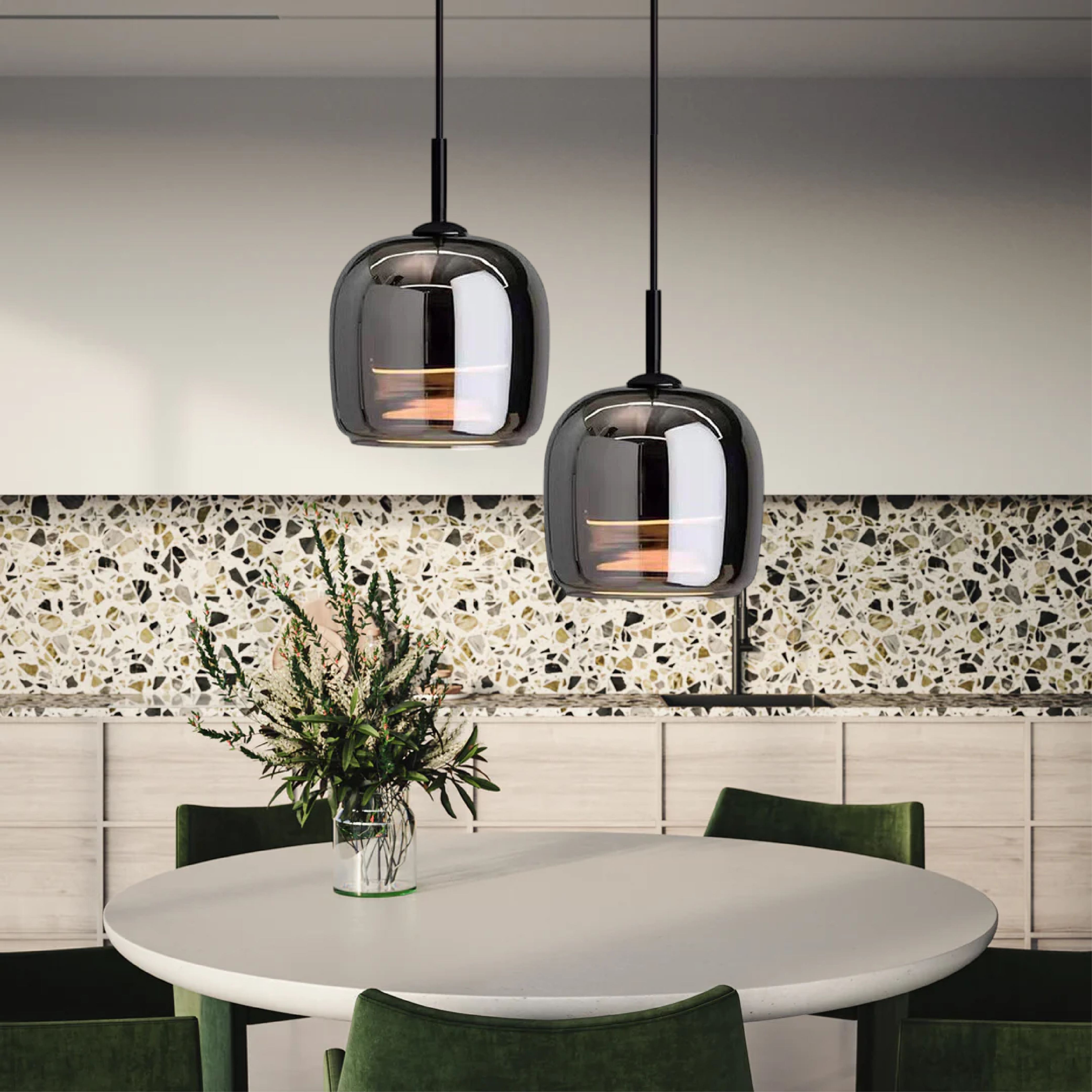 "Elegant svart pendellampe i glass med LED-lys, moderne nordisk design, passer til stilige interiører og hotellrom."