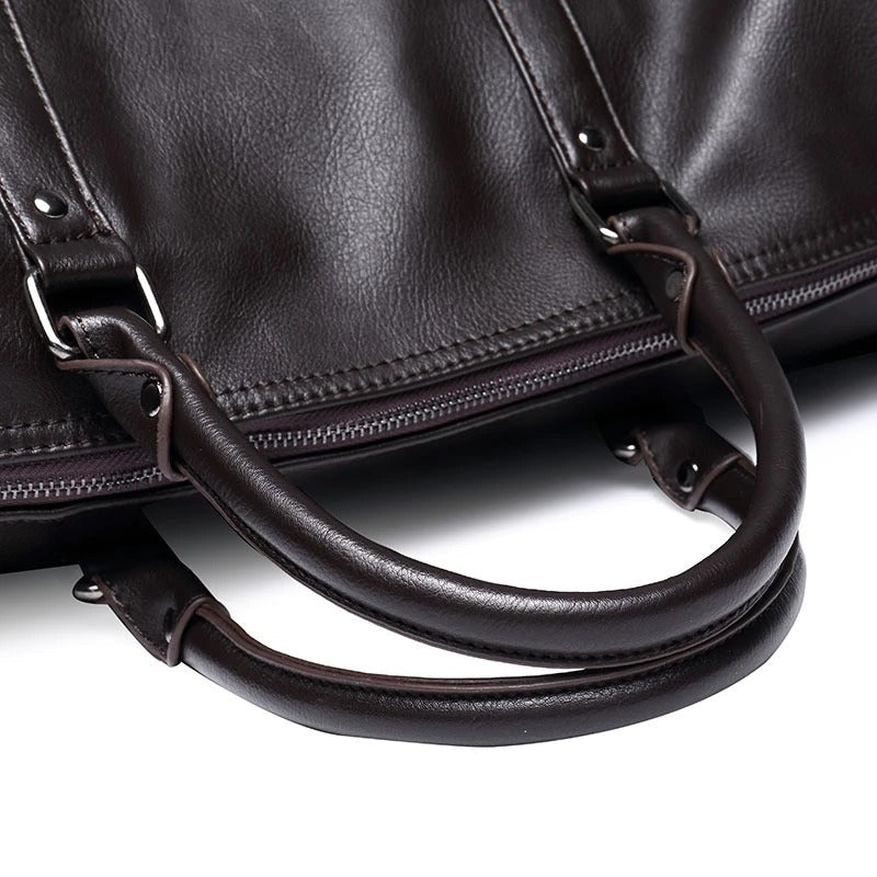 Detalj av innsidefôr i menns reise duffelbag i svart skinn, en praktisk og organisert weekendbag for reise.
