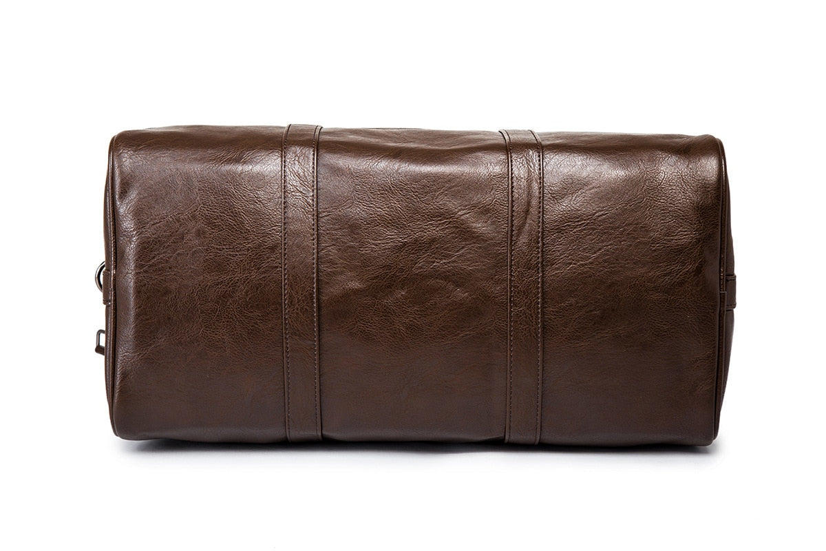 Menns duffelbag i svart kunstskinn liggende på gulvet, en praktisk og slitesterk reiseveske for all bagasje.