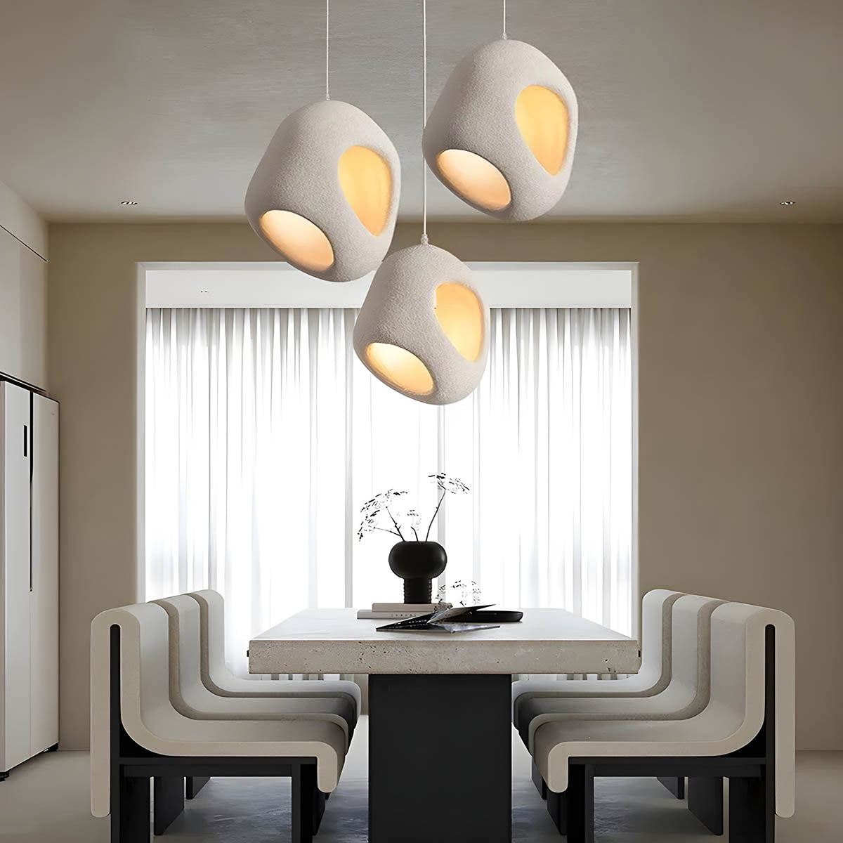 "Elegant TAKI pendellampe, moderne design med justerbar ledning, energisparende LED og polystyren finish."