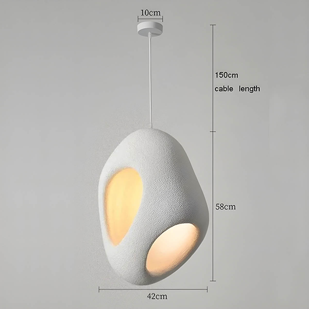 "Elegant TAKI pendellampe, moderne design med justerbar ledning, energisparende LED og polystyren finish."