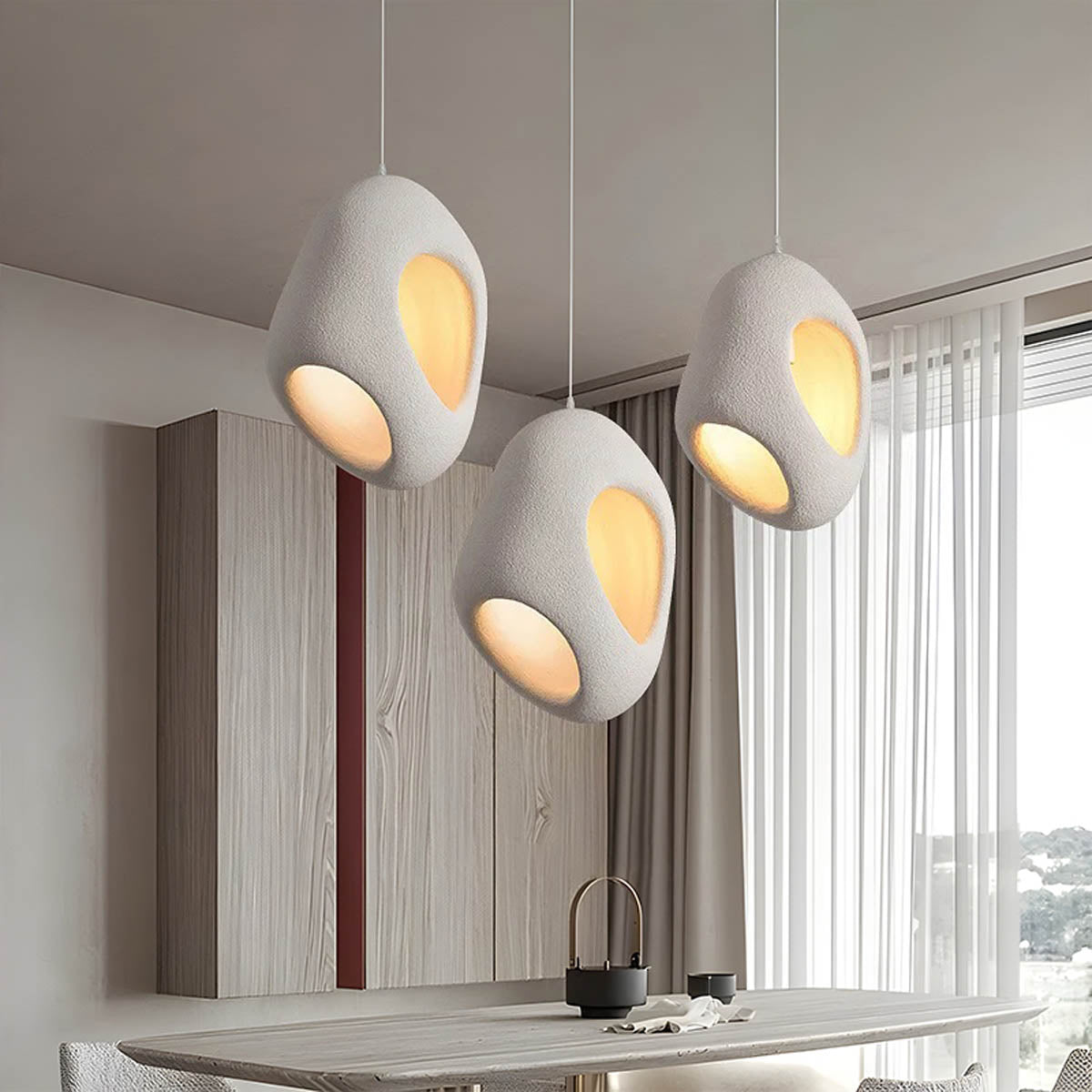 "Elegant TAKI pendellampe, moderne design med justerbar ledning, energisparende LED og polystyren finish."