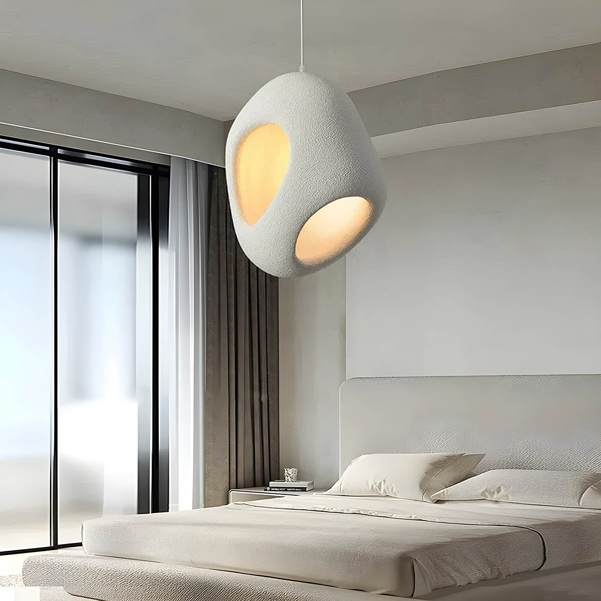 "Elegant TAKI pendellampe, moderne design med justerbar ledning, energisparende LED og polystyren finish."