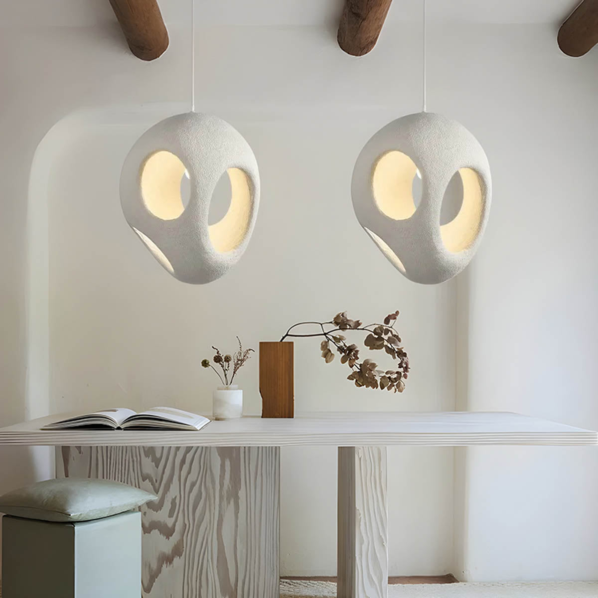 "Elegant TAKI pendellampe, moderne design med justerbar ledning, energisparende LED og polystyren finish."