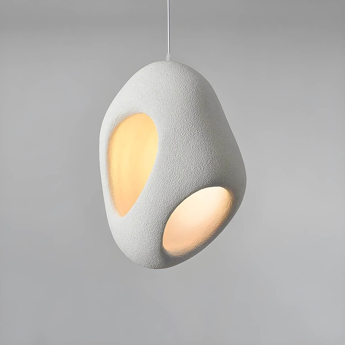 "Elegant TAKI pendellampe, moderne design med justerbar ledning, energisparende LED og polystyren finish."