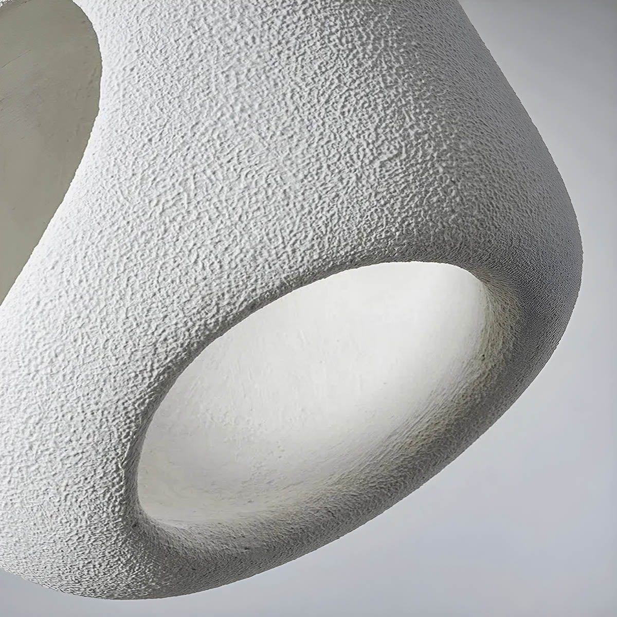 "Elegant TAKI pendellampe, moderne design med justerbar ledning, energisparende LED og polystyren finish."