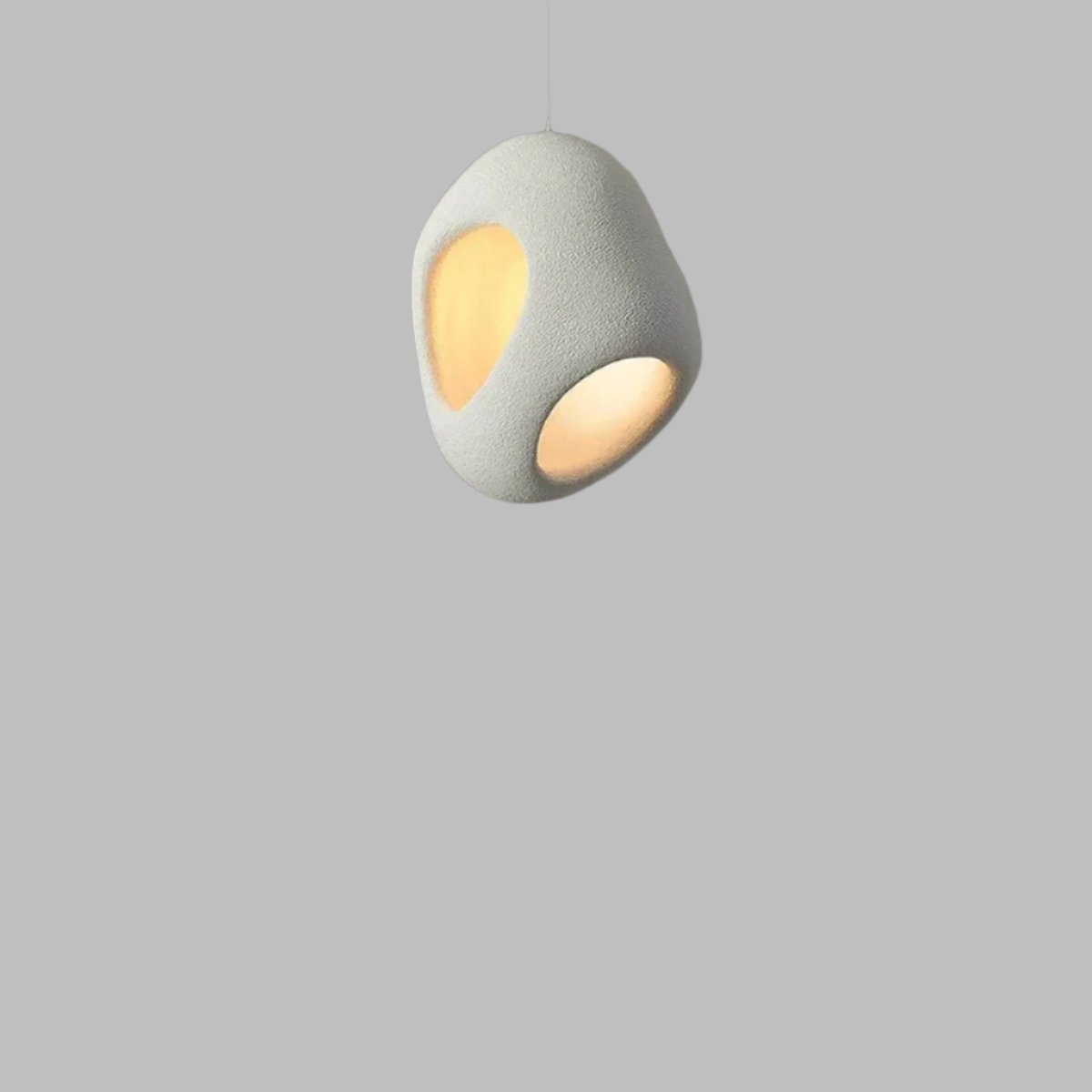 "Elegant TAKI pendellampe, moderne design med justerbar ledning, energisparende LED og polystyren finish."