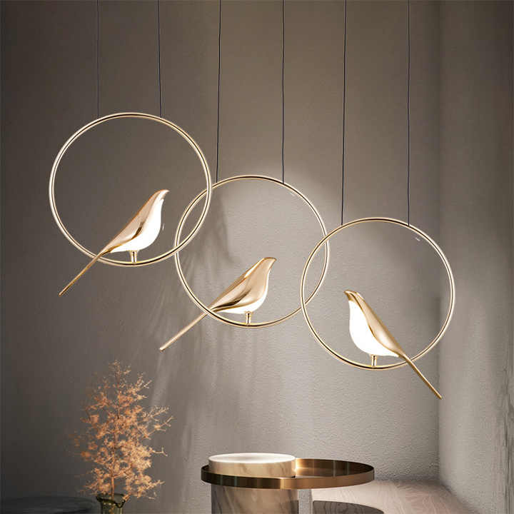 "Elegant taklampe med gylne fugler i justerbar design; metallisk finish, lyseffekt gir luksuriøs atmosfære."