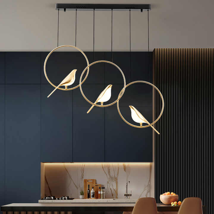"Elegant taklampe med gylne fugler i justerbar design; metallisk finish, lyseffekt gir luksuriøs atmosfære."