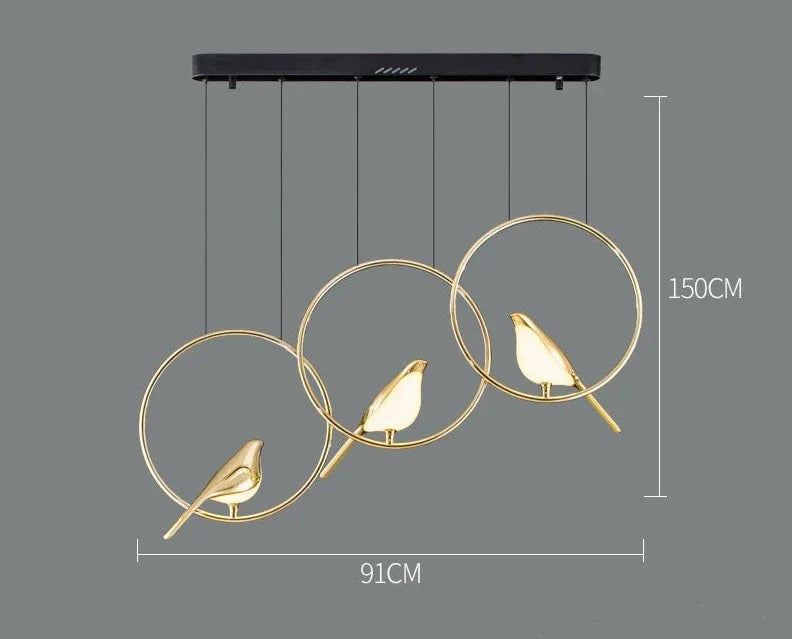 "Elegant taklampe med gylne fugler i justerbar design; metallisk finish, lyseffekt gir luksuriøs atmosfære."