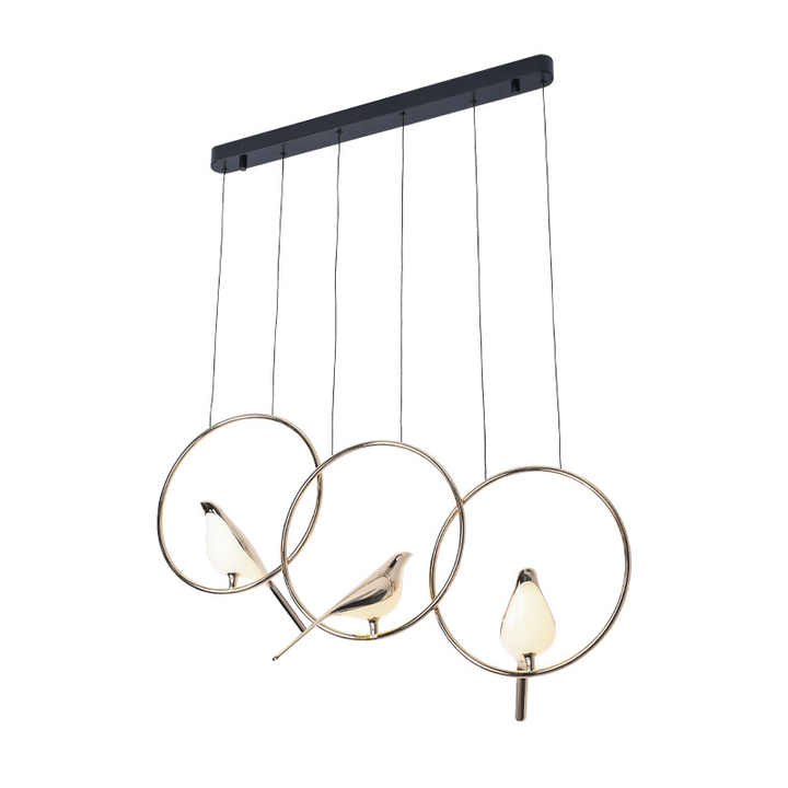"Elegant taklampe med gylne fugler i justerbar design; metallisk finish, lyseffekt gir luksuriøs atmosfære."