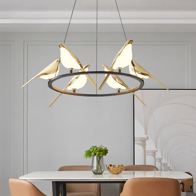 "Elegant taklampe med gylne fugler, sofistikert design med justerbar høyde, perfekt for stue eller spisestue."
