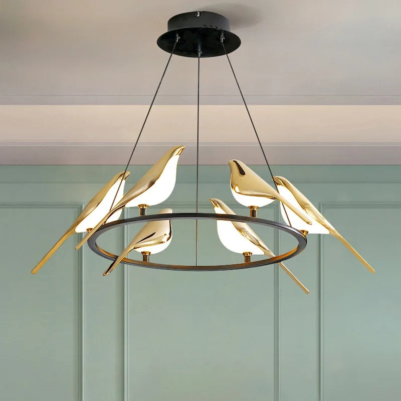 "Elegant taklampe med gylne fugler, sofistikert design med justerbar høyde, perfekt for stue eller spisestue."