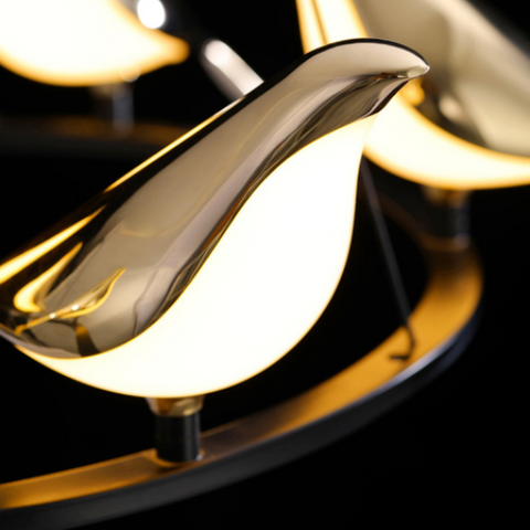 "Elegant taklampe med gylne fugler, sofistikert design med justerbar høyde, perfekt for stue eller spisestue."