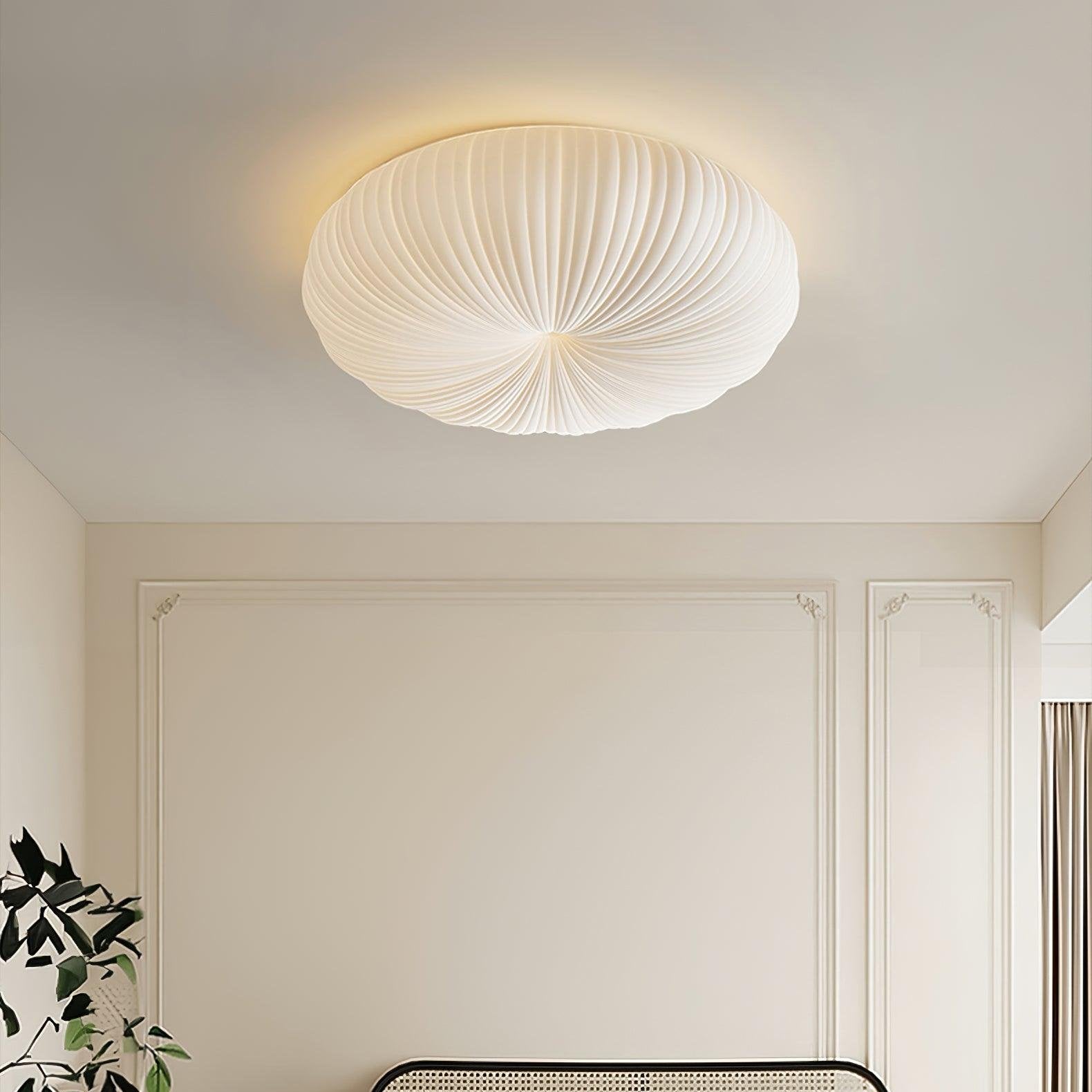 "Elegant taklampe med metall og PE-akryl, fjernstyrt dimmer, to størrelser, varm/kjølig LED-lys, sofistikert design."
