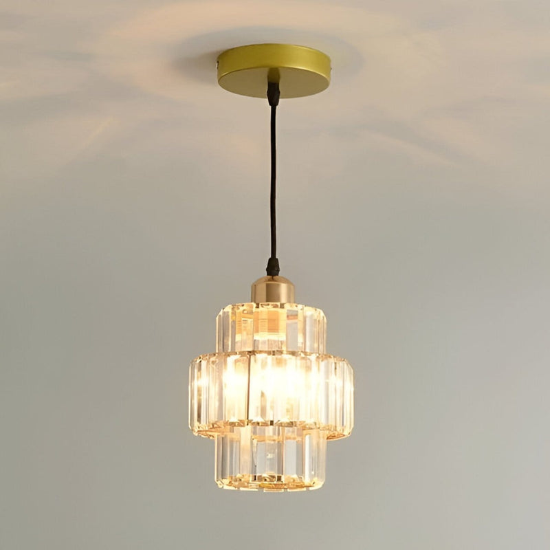 "Elegant takpendel i krystallglass med flertrinnsdesign og svart eller gull ledning, optimal lysfordeling i rommet."