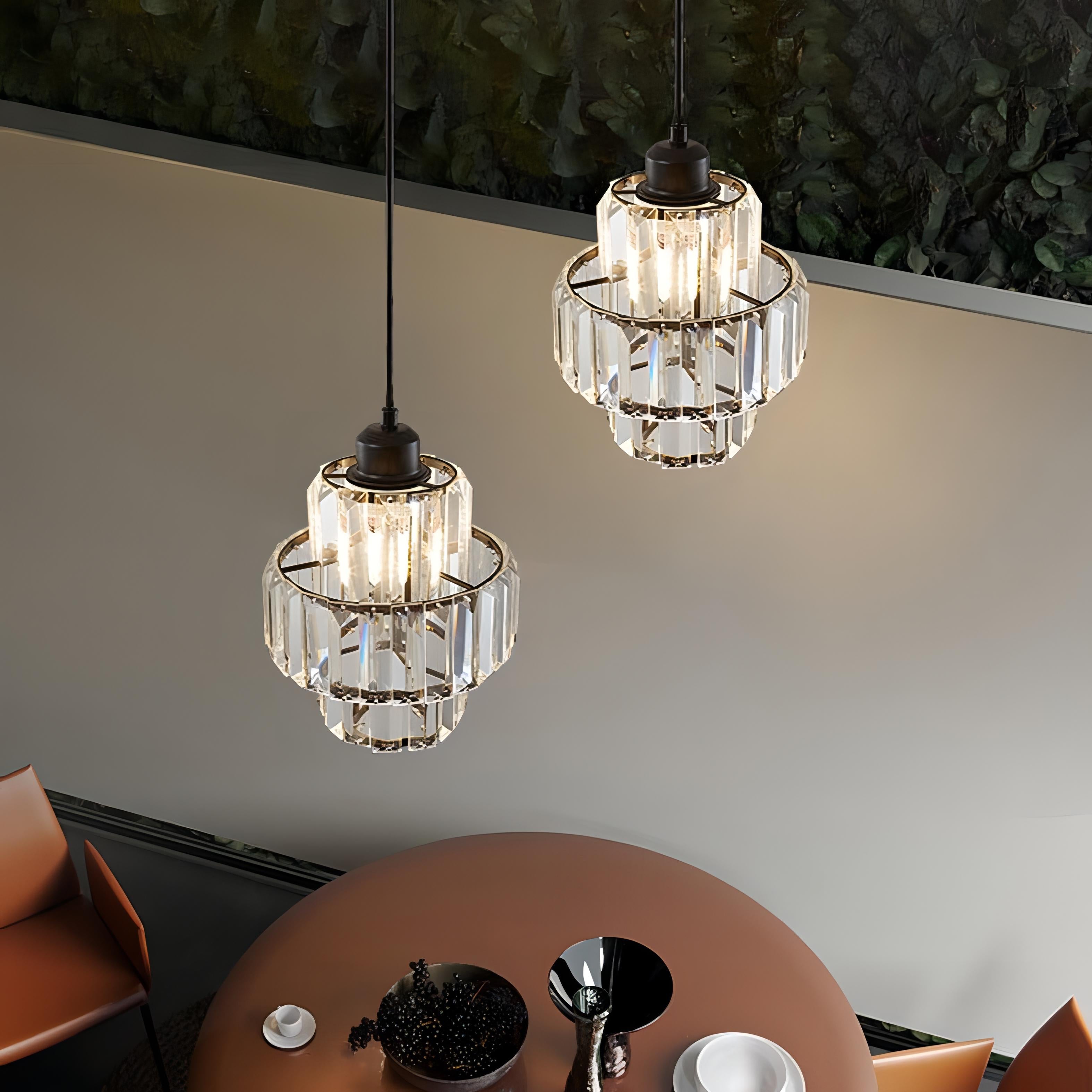 "Elegant takpendel i krystallglass med flertrinnsdesign og svart eller gull ledning, optimal lysfordeling i rommet."