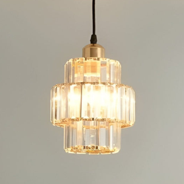 "Elegant takpendel i krystallglass med flertrinnsdesign og svart eller gull ledning, optimal lysfordeling i rommet."