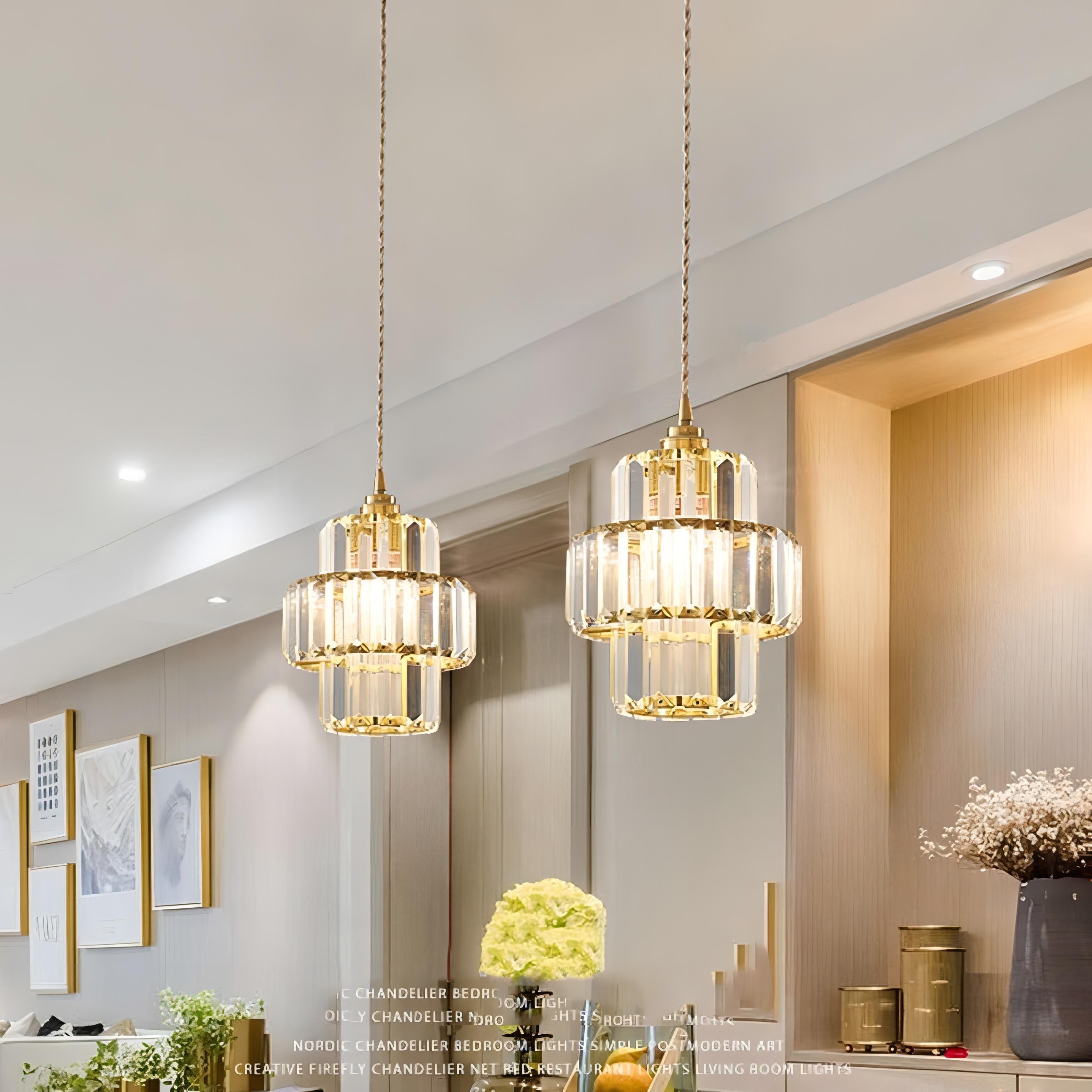 "Elegant takpendel i krystallglass med flertrinnsdesign og svart eller gull ledning, optimal lysfordeling i rommet."