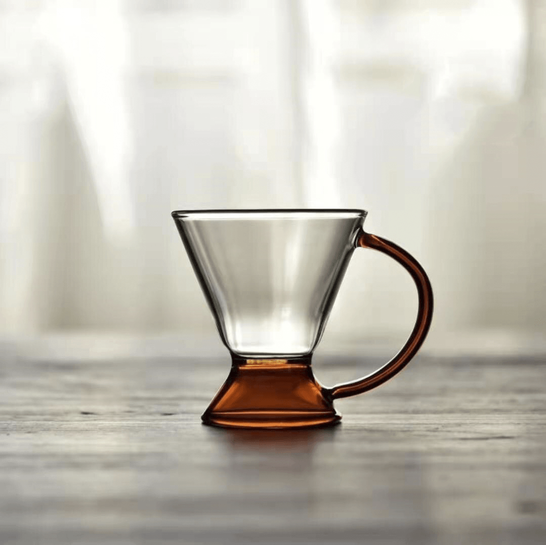 Borosilikatglass tekanne i nordisk design med sil for løs te, klar for servering og tedrikking.