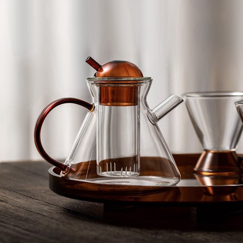 Komplett tesett med transparent tekanne og kopper av borosilikatglass, ideelt for elegant tedrikking.