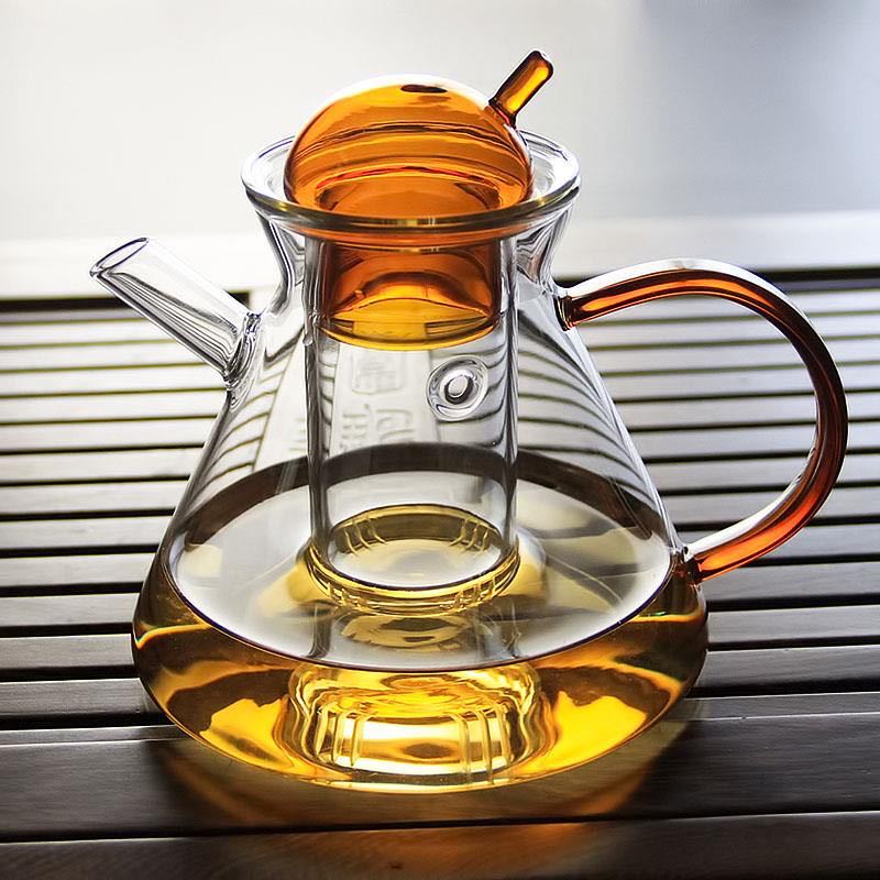 Minimalistisk tesett med klar borosilikatglass tekanne og matchende tekopper i nordisk designstil.