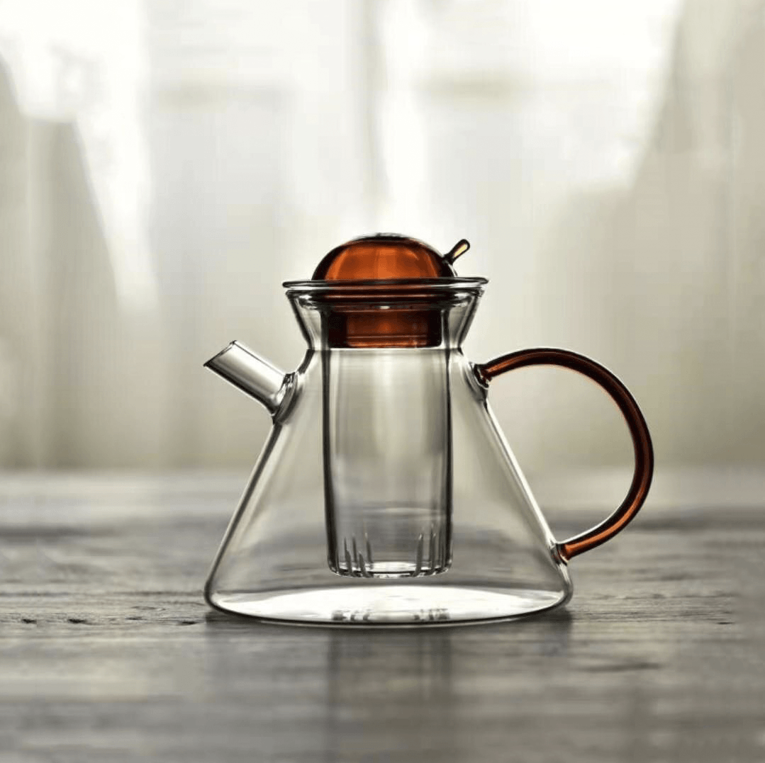 Tesett for hyggelig servering: Borosilikatglass tekanne og kopper i tidløst nordisk design.