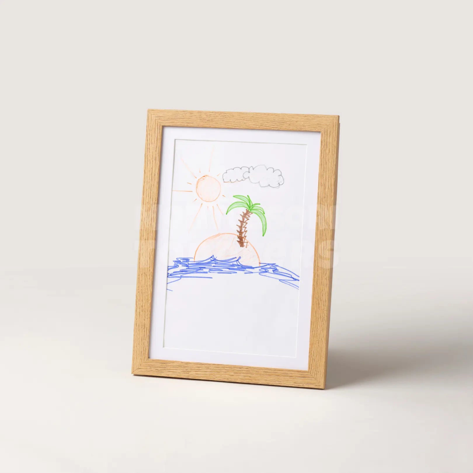Elegant toddler-ramme i tre for barnas kunst, med utskiftbare tegninger. Finnes i svart, blå, natur, rosa og hvit.