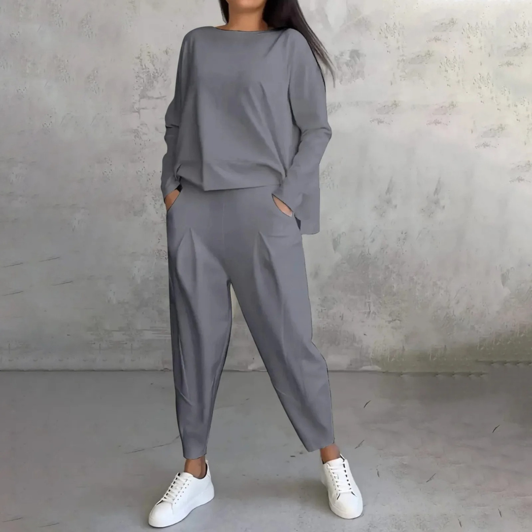 Komfortabelt kvinneklær: todelt sett ideelt for en stilig look til både jobb og fritid.