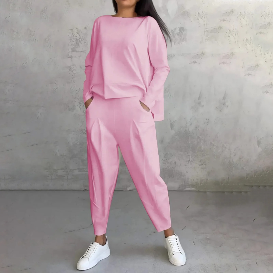 Mykt og behagelig todelt sett for kvinner. Et flott vårantrekk som gir en elegant look.