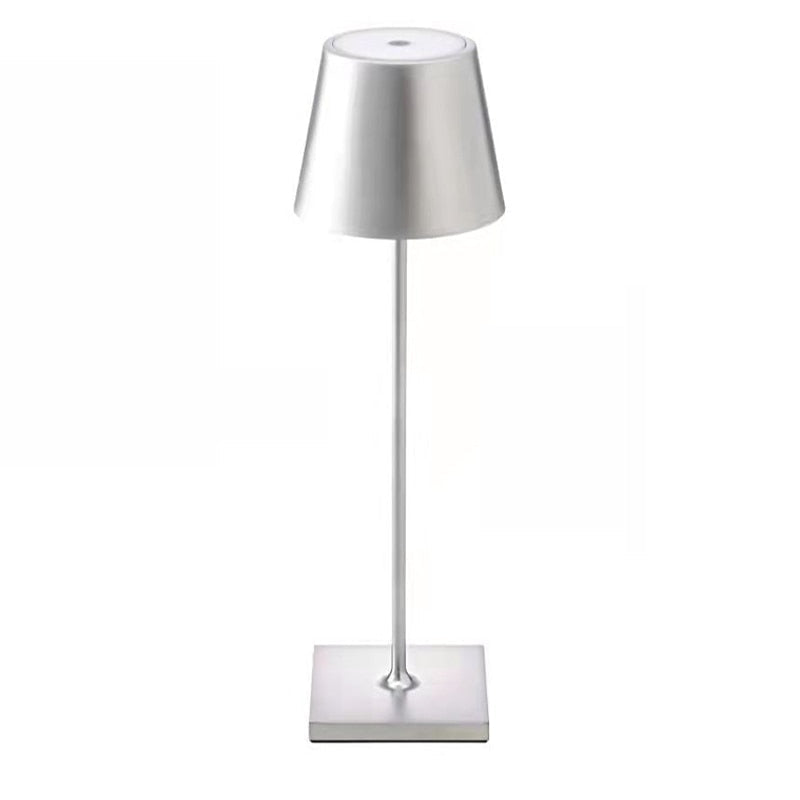 "Elegant trådløs bordlampe med USB, trinnløs lysjustering, i aluminium. Perfekt for stue, soverom, eller utendørs bruk."