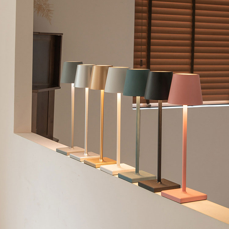 "Elegant trådløs bordlampe med USB, trinnløs lysjustering, i aluminium. Perfekt for stue, soverom, eller utendørs bruk."
