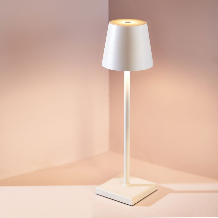 "Elegant trådløs bordlampe med USB, trinnløs lysjustering, i aluminium. Perfekt for stue, soverom, eller utendørs bruk."