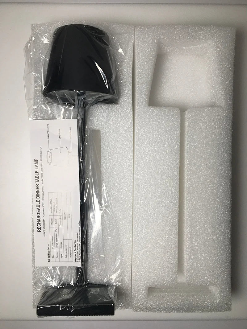 "Elegant trådløs bordlampe med USB, trinnløs lysjustering, i aluminium. Perfekt for stue, soverom, eller utendørs bruk."