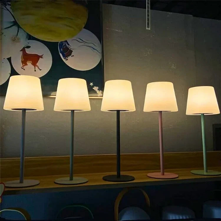 "Elegant trådløs LED bordlampe i grønn, grå eller svart, moderne design, lett plasserbar med justerbare lysfarger."