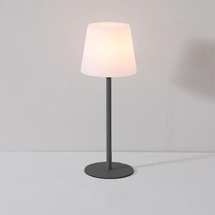 "Elegant trådløs LED bordlampe i grønn, grå eller svart, moderne design, lett plasserbar med justerbare lysfarger."