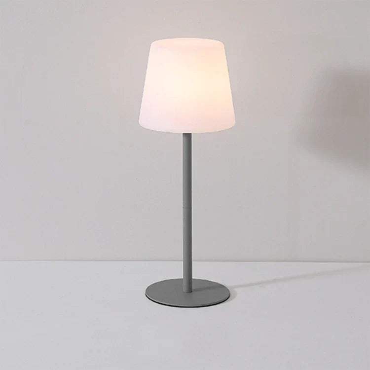 "Elegant trådløs LED bordlampe i grønn, grå eller svart, moderne design, lett plasserbar med justerbare lysfarger."