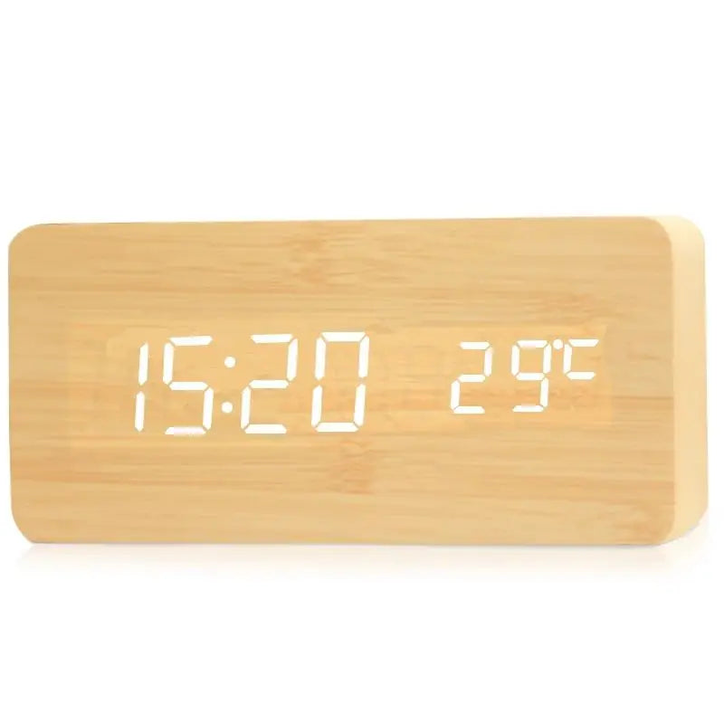 "Elegant tre-LED digital vekkerklokke med temperaturvisning, trefinish og moderne design for stilig innredning."
