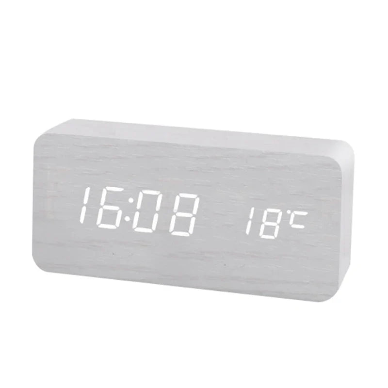 "Elegant tre-LED digital vekkerklokke med temperaturvisning, trefinish og moderne design for stilig innredning."