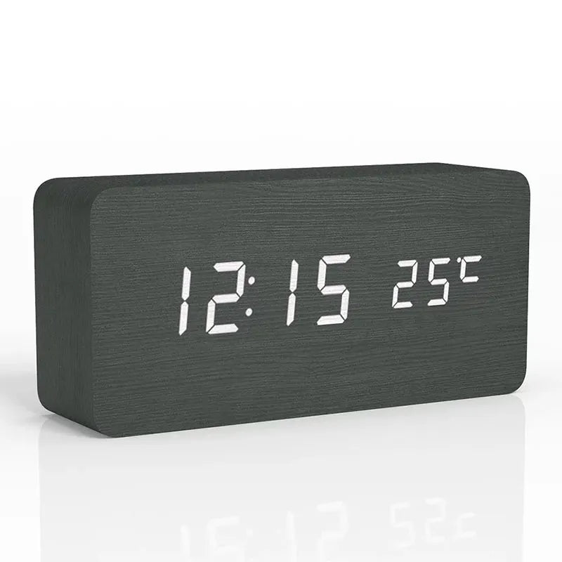 "Elegant tre-LED digital vekkerklokke med temperaturvisning, trefinish og moderne design for stilig innredning."