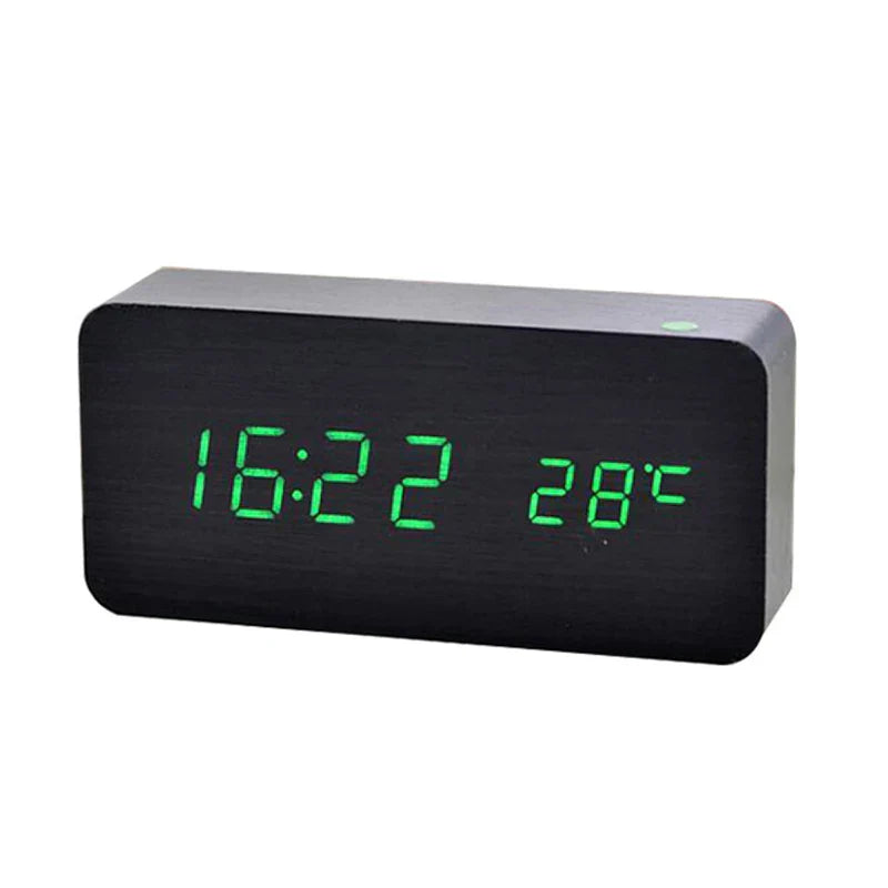 "Elegant tre-LED digital vekkerklokke med temperaturvisning, trefinish og moderne design for stilig innredning."