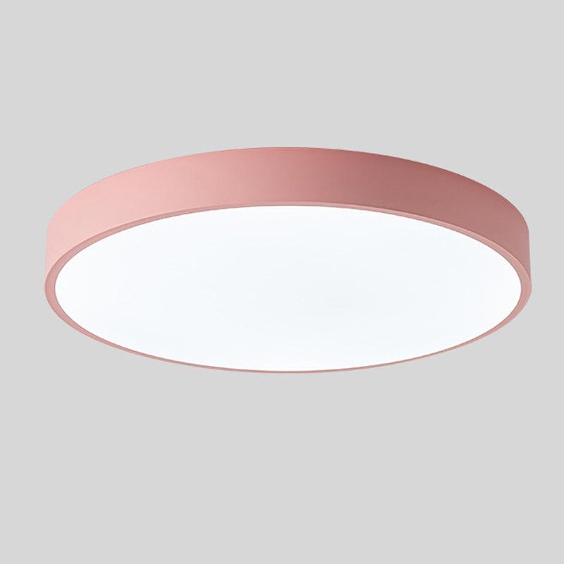 "Elegant tre taklampe med sirkulært design, skandinavisk minimalisme og varm trefinish, perfekt for moderne interiør."