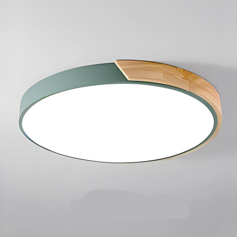 "Elegant tre taklampe med sirkulært design, skandinavisk minimalisme og varm trefinish, perfekt for moderne interiør."